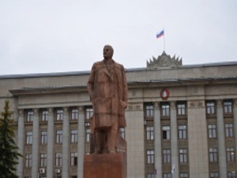 Киров памятники ленину. Ленин на театральной площади Киров. Памятник Ленину Киров. Памятник Ленину в Кирове на театральной площади. Памятник Ленину на театральной площади.